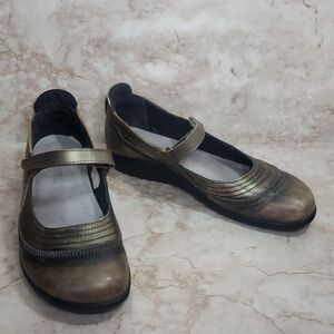 Naot Metallic Gold Mary Jane Women's hors Size 40